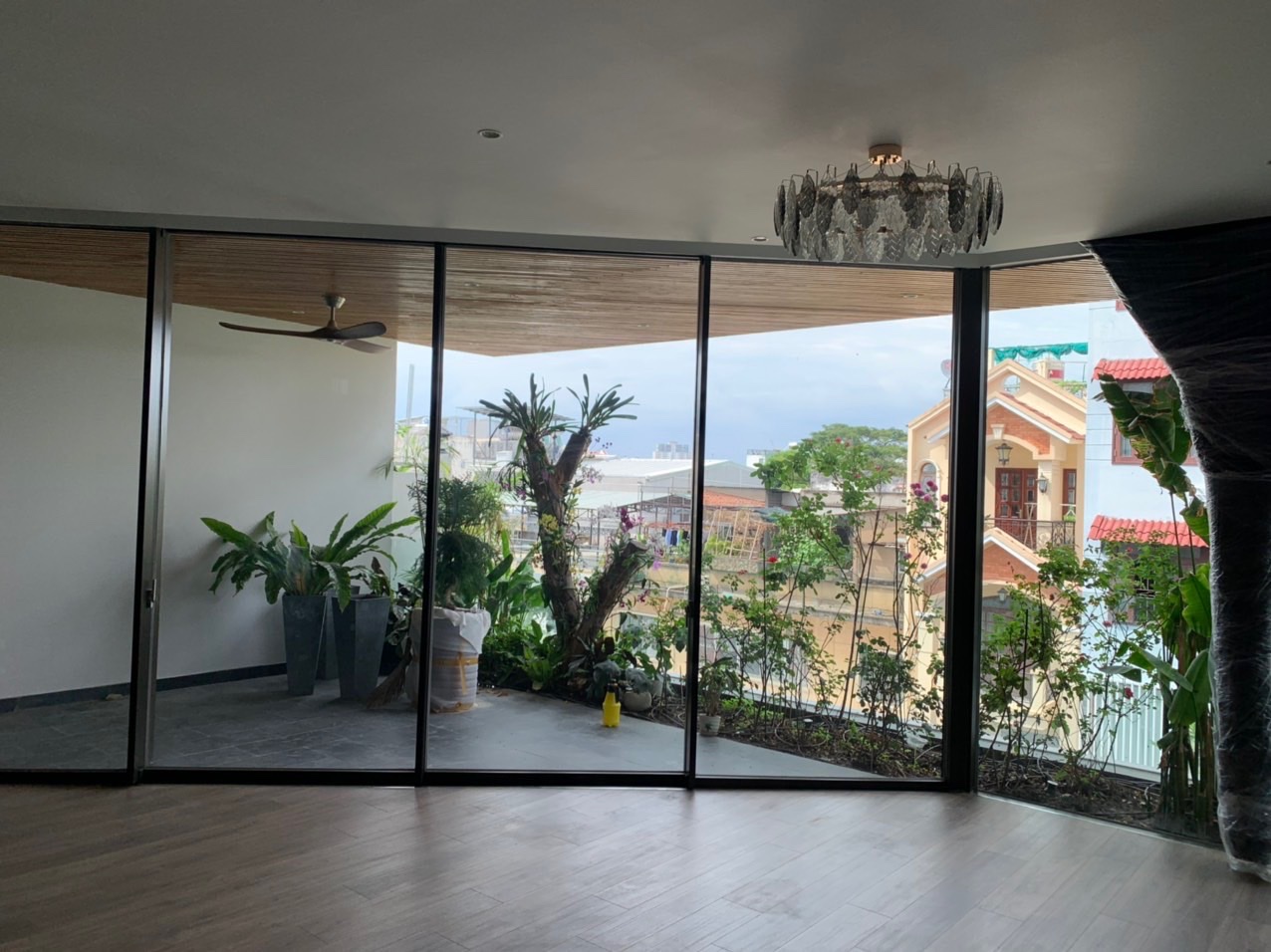 Mẫu cửa nhôm trượt view lớn
